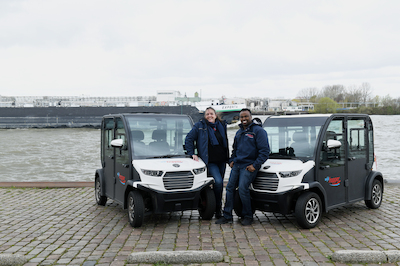 Wijkhopper met twee chauffeurs voor de wijkhopper 